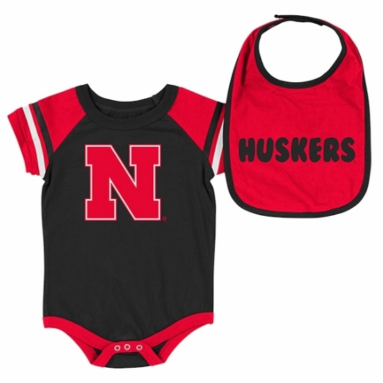 Picture of Nebraska Colosseum® Infant Boys Onesie & Bib Set